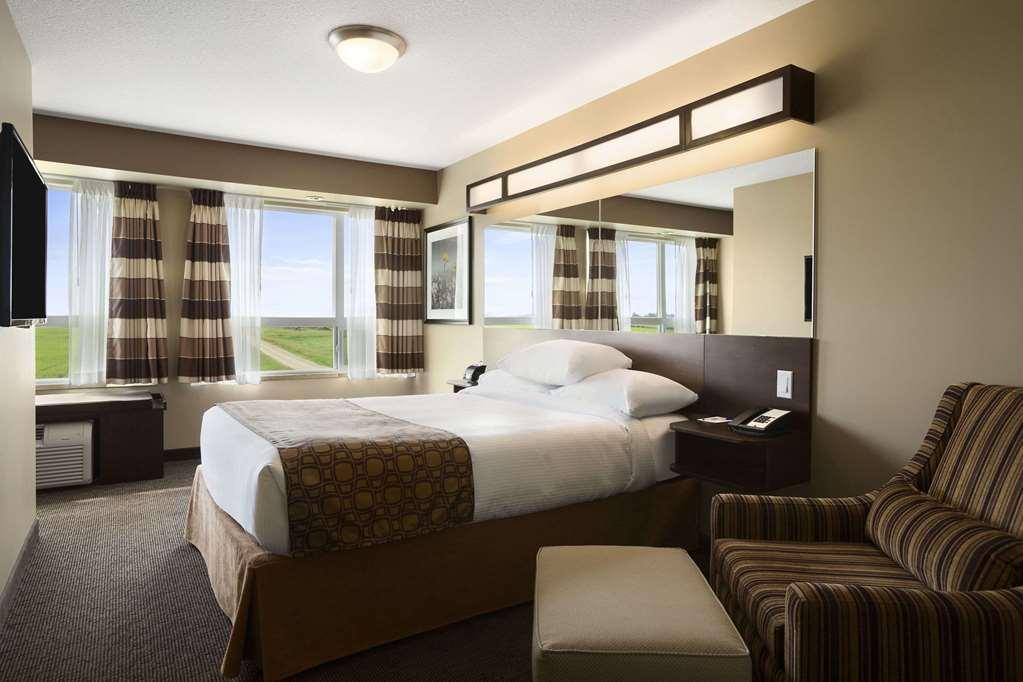 Microtel Inn And Suites By Wyndham Weyburn Room photo