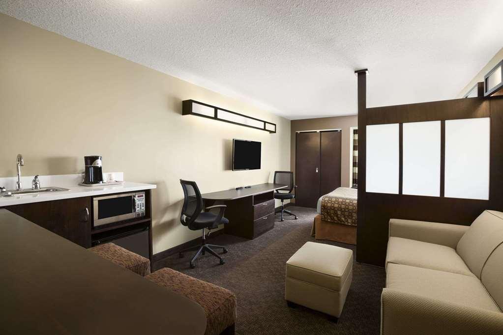 Microtel Inn And Suites By Wyndham Weyburn Room photo