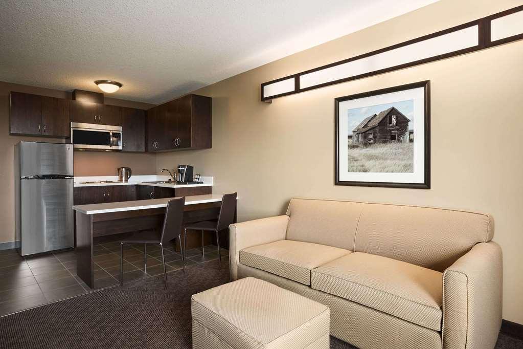 Microtel Inn And Suites By Wyndham Weyburn Room photo