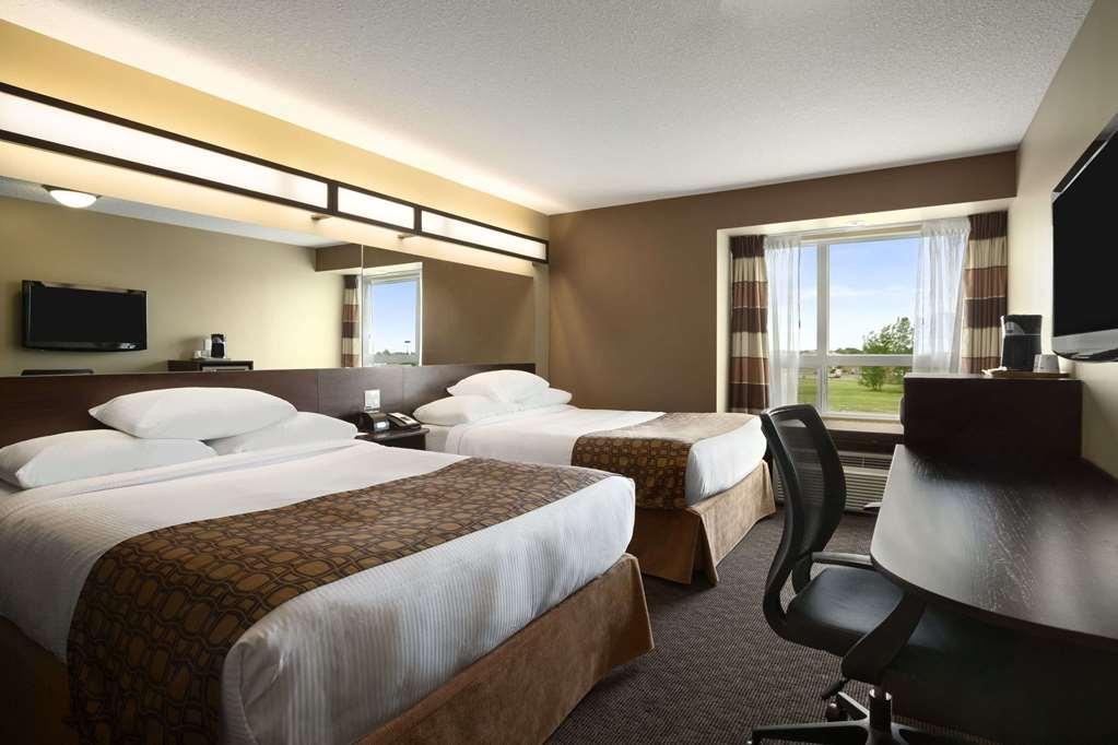 Microtel Inn And Suites By Wyndham Weyburn Room photo