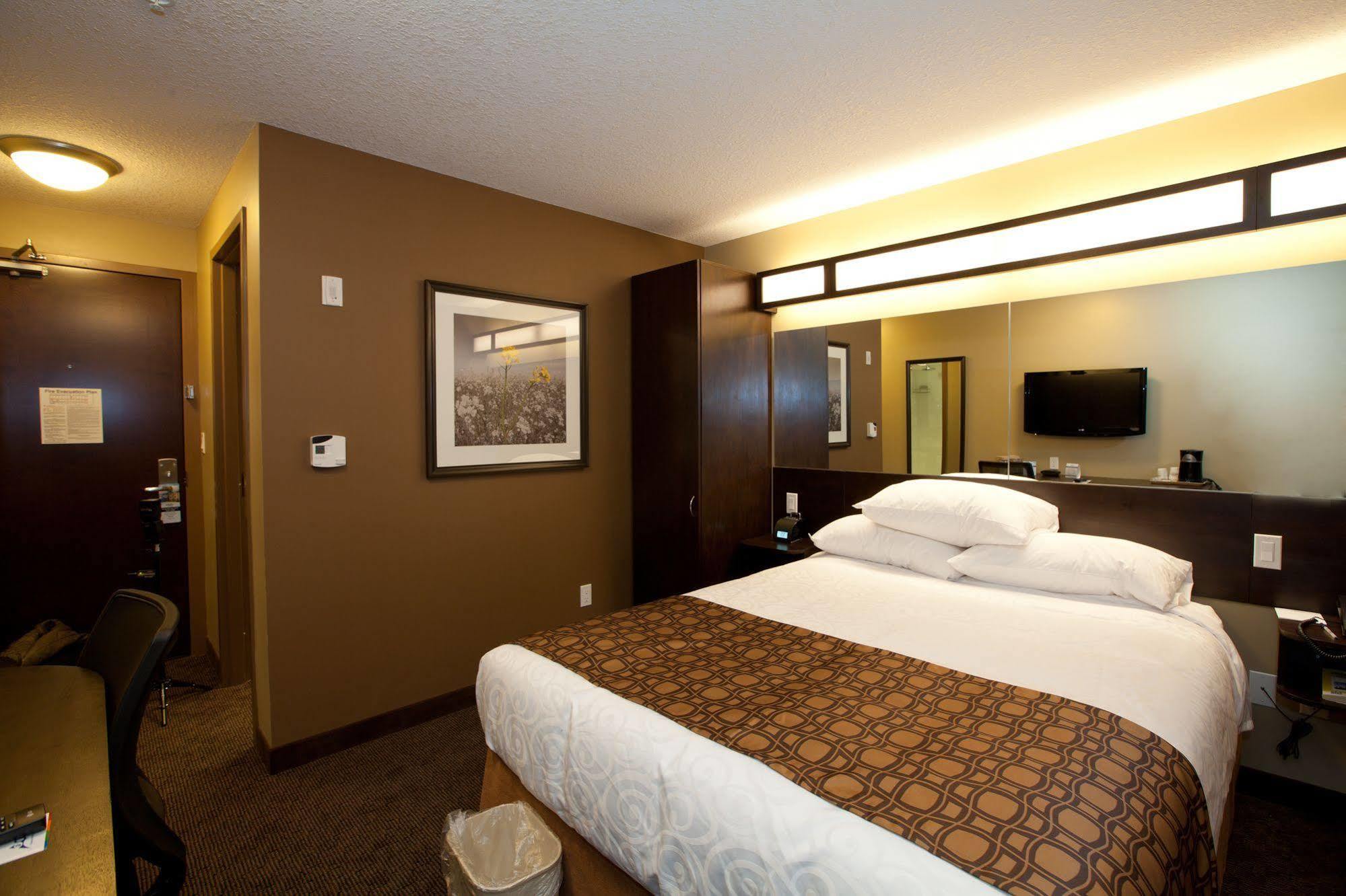 Microtel Inn And Suites By Wyndham Weyburn Exterior photo